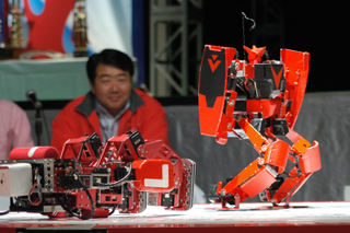 Illustration for article titled Girl Pilots Japanese Fighting Robot With Gundam Master/Slave Control Suit